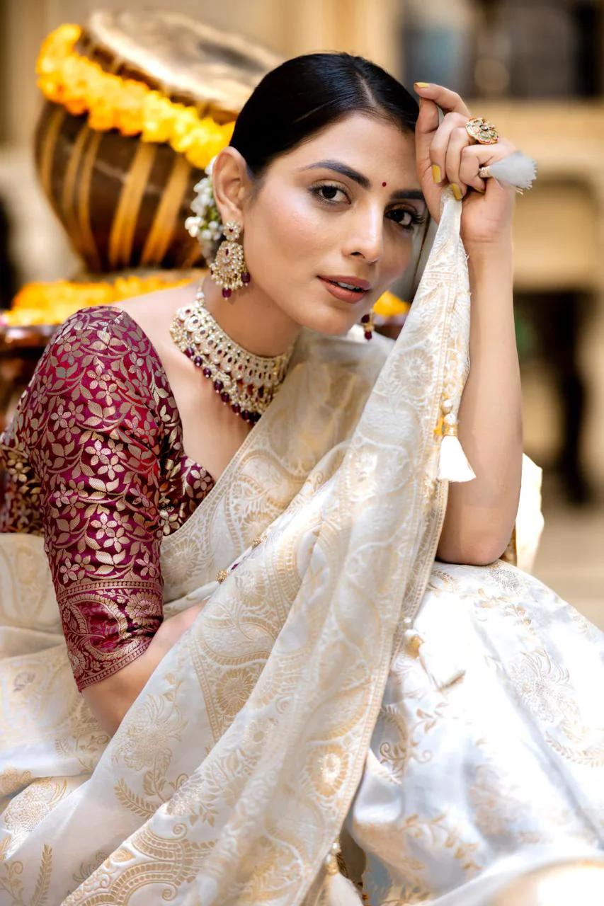 Snappy Off White Soft Silk Saree With Transcendent Blouse Piece - Image 5