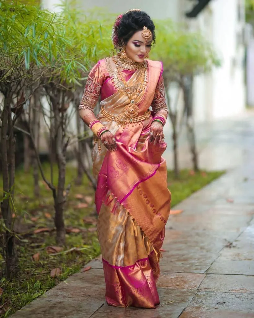 Snazzy Beige Soft Silk Saree With Opulent Blouse Piece - Image 3