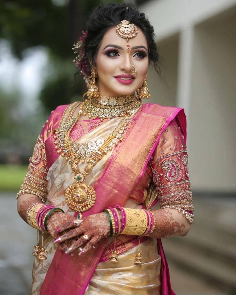 Snazzy Beige Soft Silk Saree With Opulent Blouse Piece - Image 4