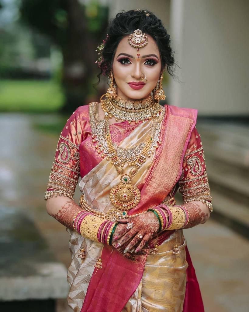 Snazzy Beige Soft Silk Saree With Opulent Blouse Piece - Image 5