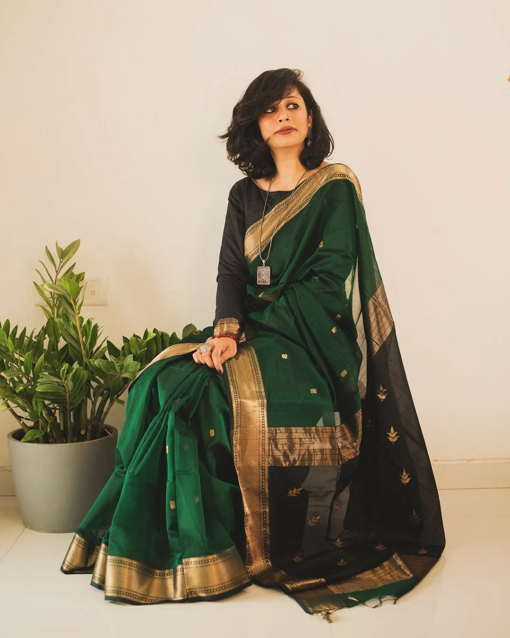 Snazzy Dark Green Linen Silk Saree With Glittering Blouse Piece - Image 5