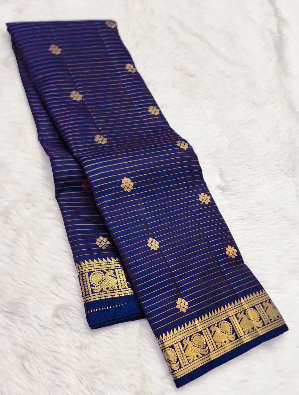 Snazzy Navy Blue Soft Silk Saree With Opulent Blouse Piece - Image 2