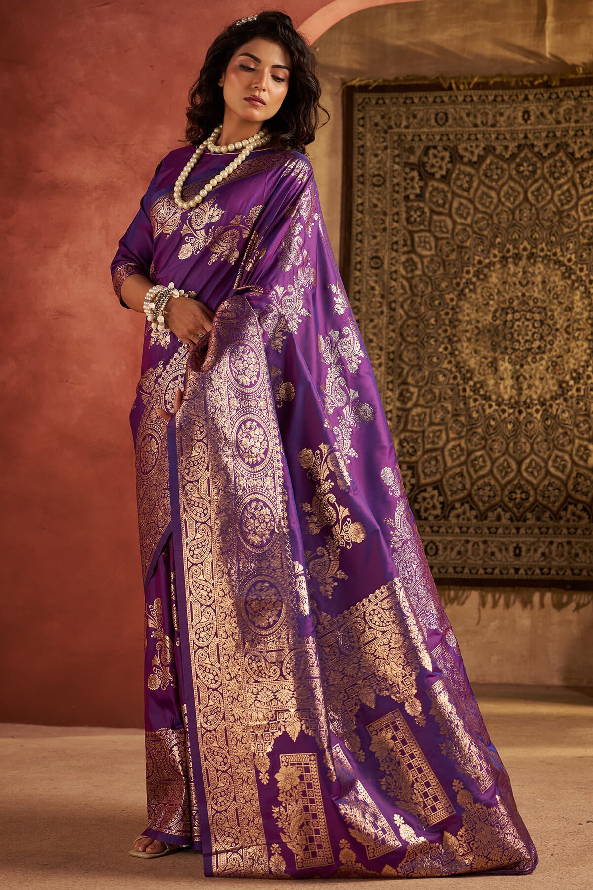 Snazzy Purple Pure Zari Weaving Banarasi Silk Saree With Eloquence Blouse Piece - Image 4