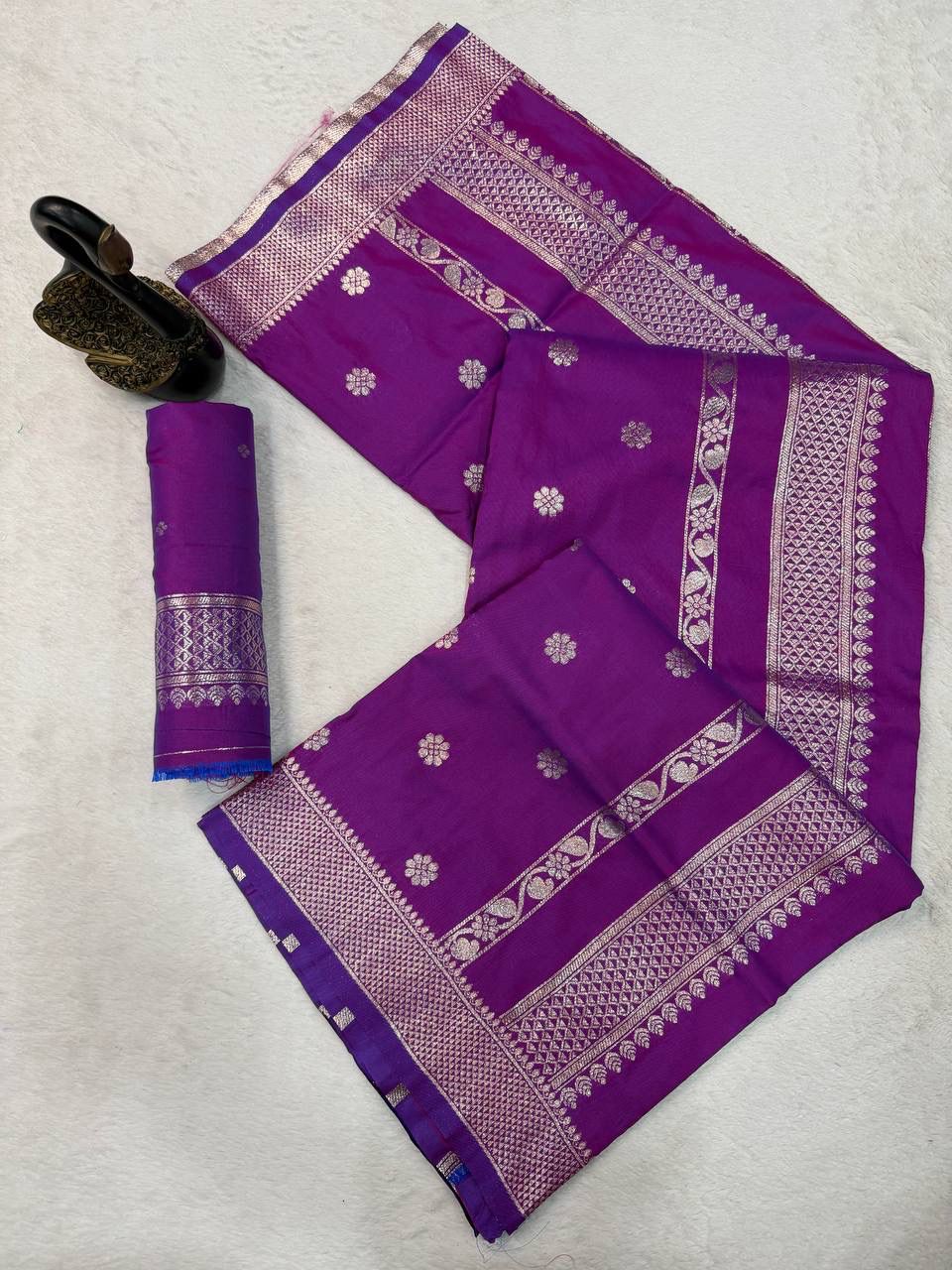 Sonorous Purple Pure Zari Weaving Banarasi Silk Saree With Arresting Blouse Piece - Image 2