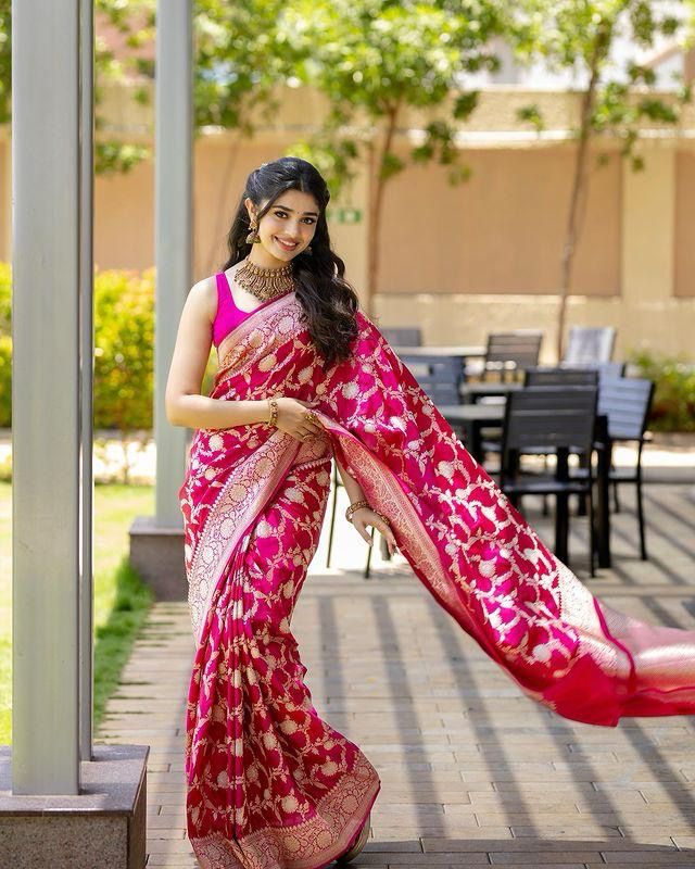 Sophisticated Dark Pink Soft Silk Saree With Gratifying Blouse Piece - Image 3