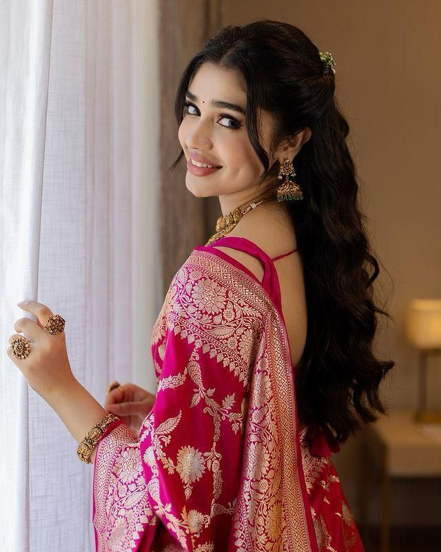 Sophisticated Dark Pink Soft Silk Saree With Gratifying Blouse Piece - Image 4