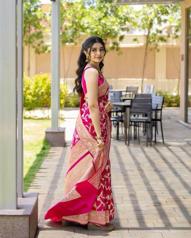 Sophisticated Dark Pink Soft Silk Saree With Gratifying Blouse Piece - Image 7