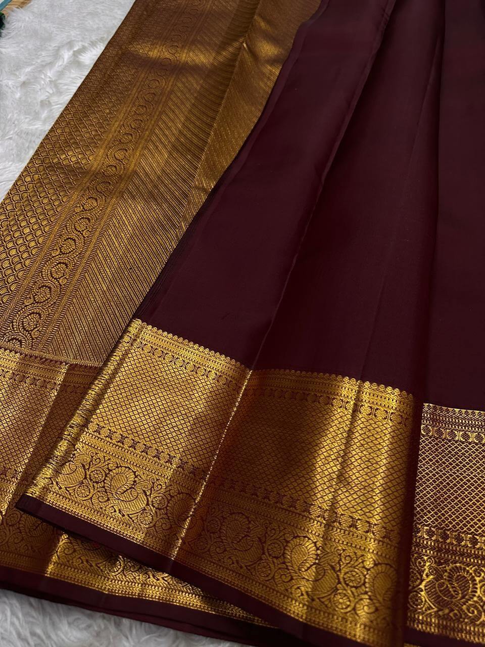 Splendiferous Wine Pure Zari Weaving Banarasi Silk Saree With Flamboyant Blouse Piece - Image 5