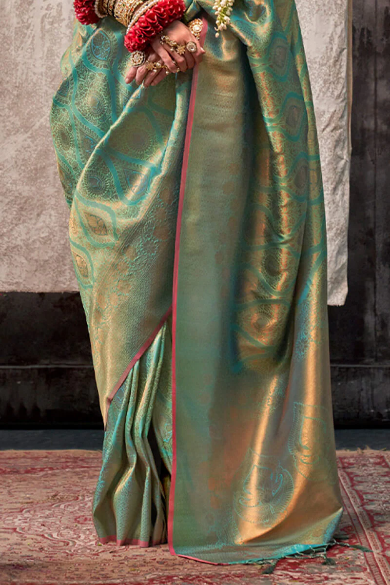 Splendorous Green Kanjivaram Silk Saree With Resplendent Blouse Piece - Image 5