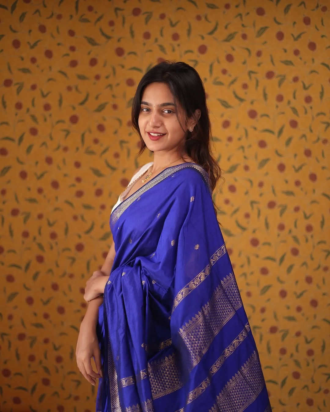 Staggering Royal Blue Soft Silk Saree With Fragrant Blouse Piece - Image 2