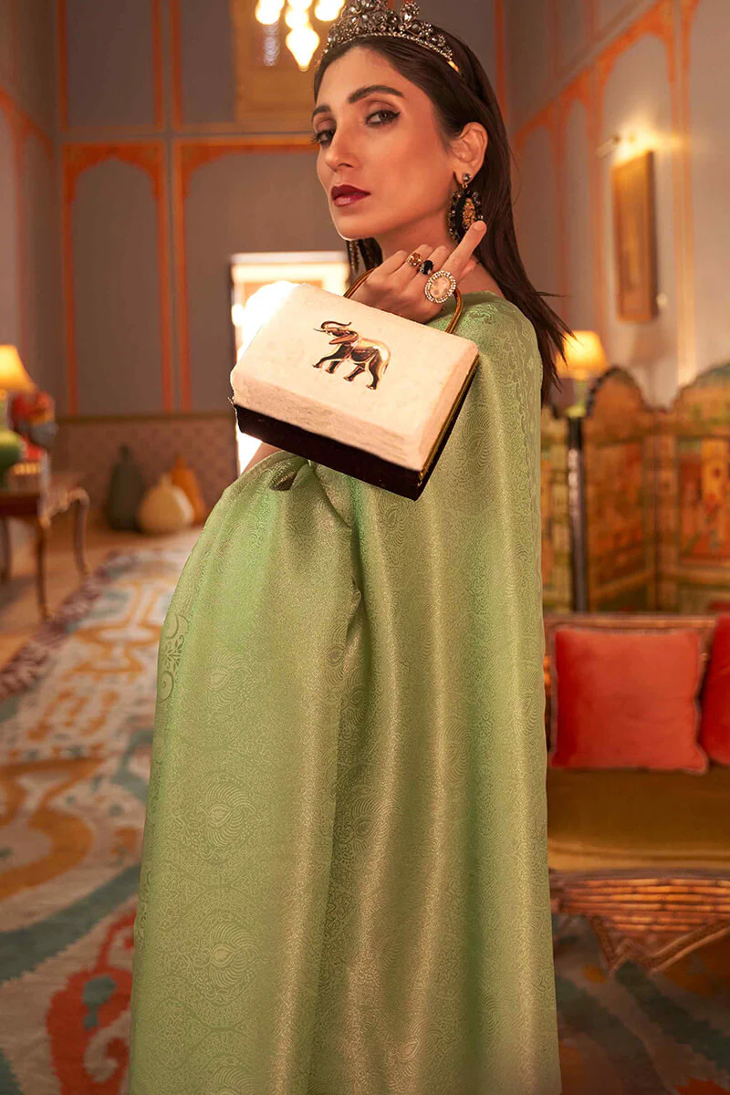 Staring Green Kanjivaram Silk Saree With Dazzling Blouse Piece - Image 3