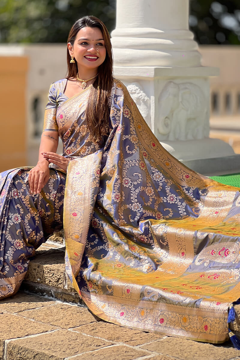 Staring Grey Soft Banarasi Silk Saree With Blooming Blouse Piece - Image 4