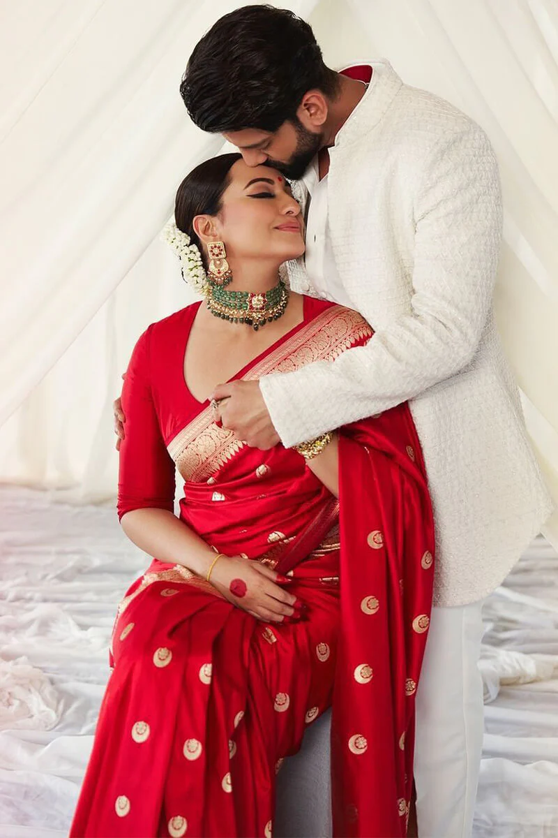 Staring Red Soft Silk Saree With Delightful Blouse Piece - Image 5