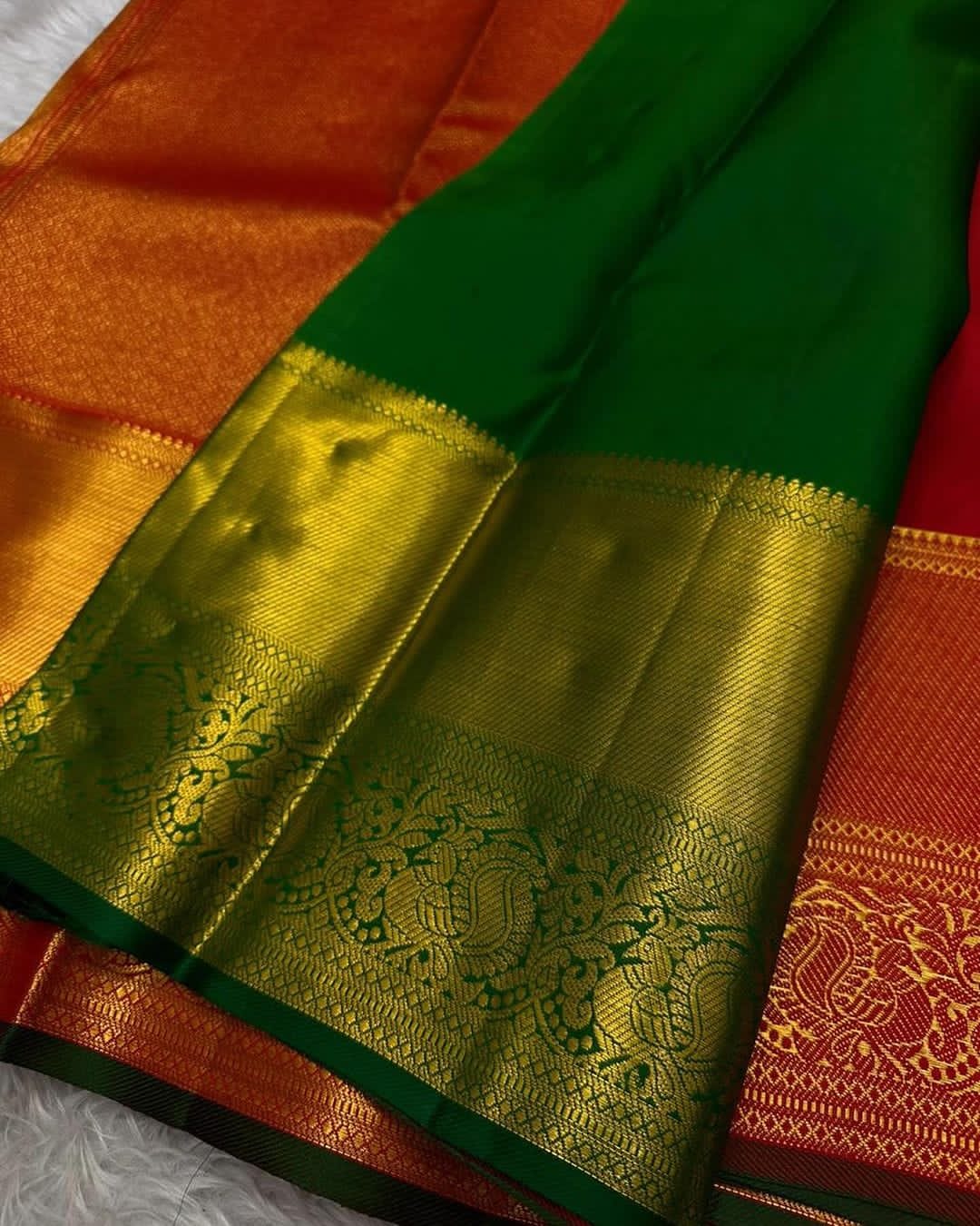 Staring Red Soft Silk Saree With Glorious Blouse Piece - Image 3