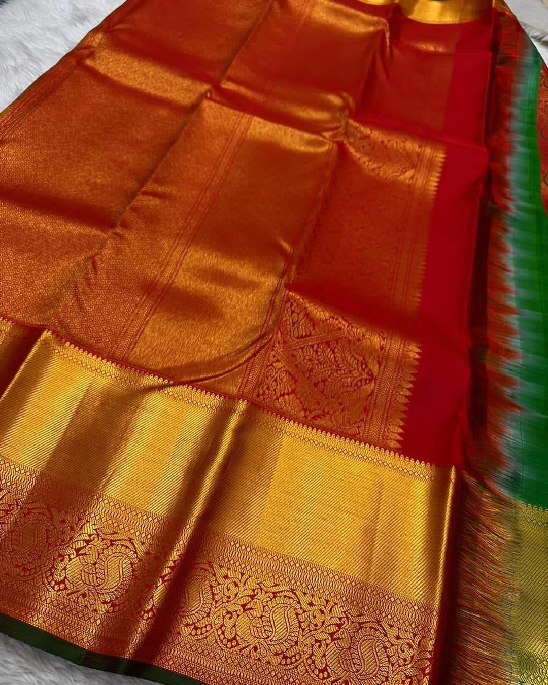 Staring Red Soft Silk Saree With Glorious Blouse Piece - Image 4
