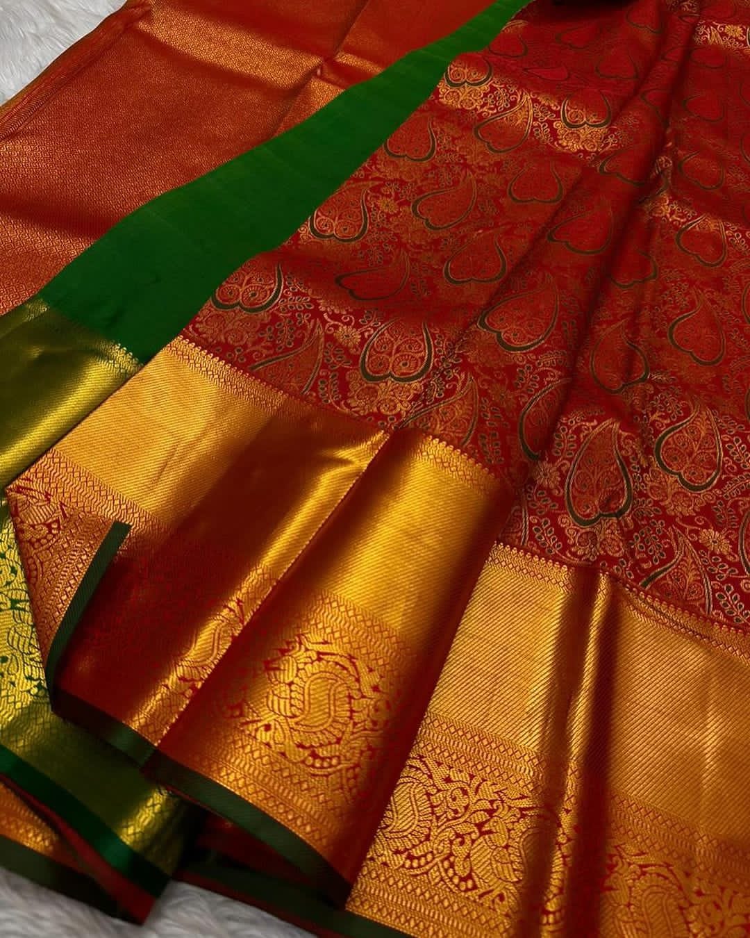 Staring Red Soft Silk Saree With Glorious Blouse Piece - Image 5