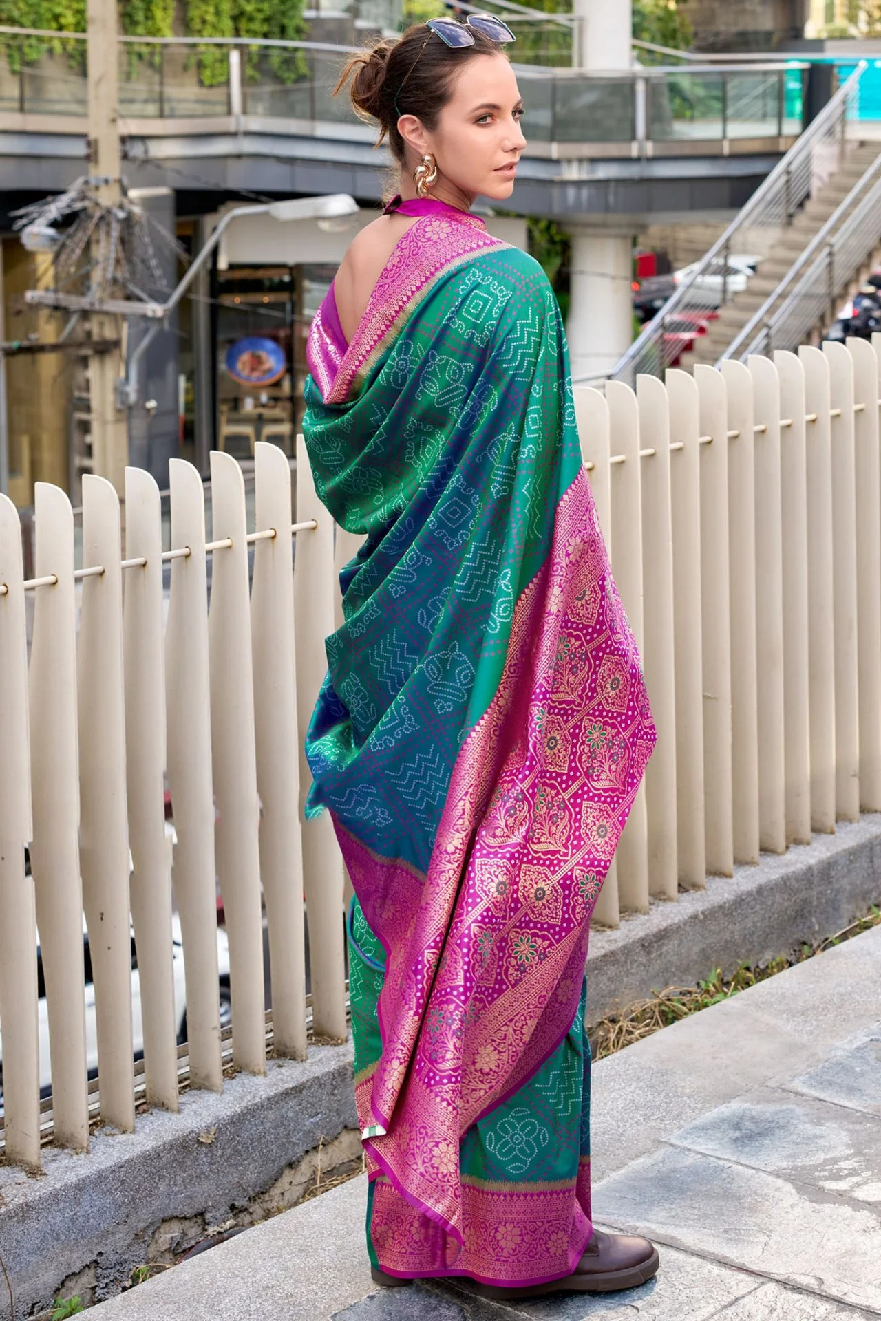 Stunner Green Soft Banarasi Silk Saree With Gossamer Blouse Piece - Image 3