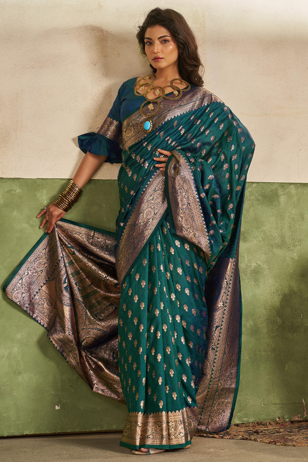 Stunner Rama Pure Zari Weaving Banarasi Silk Saree With Artistic Blouse Piece - Image 3
