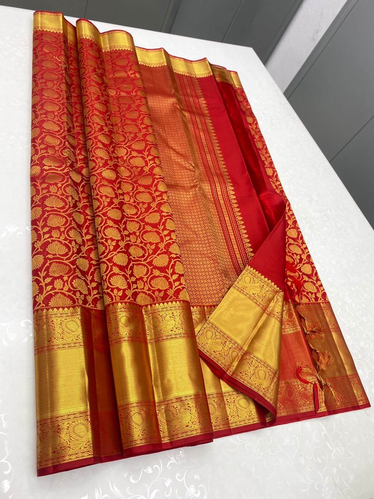 Stunner Red Kanjivaram Silk Saree with Beleaguer Blouse Piece - Image 3