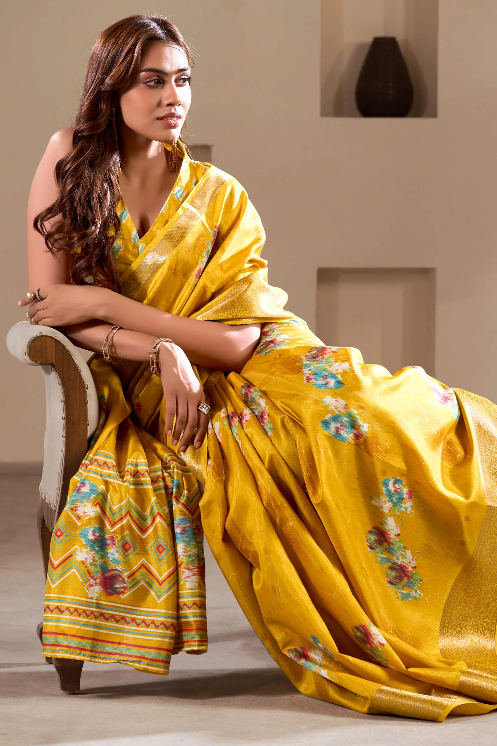Stunner Yellow Digital Printed Dola Silk Saree With Luxuriant Blouse Piece - Image 2