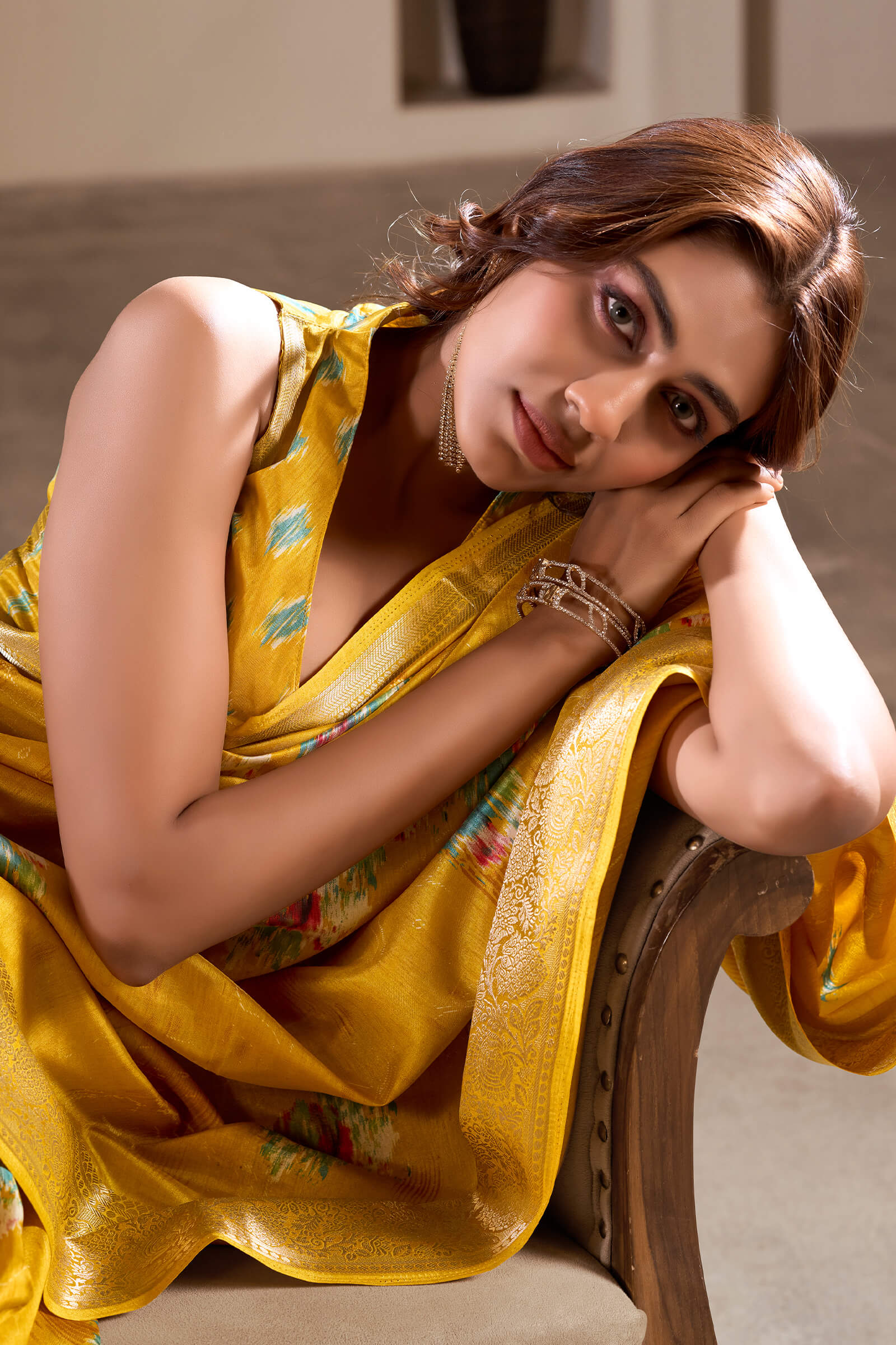 Stunner Yellow Digital Printed Dola Silk Saree With Luxuriant Blouse Piece - Image 4