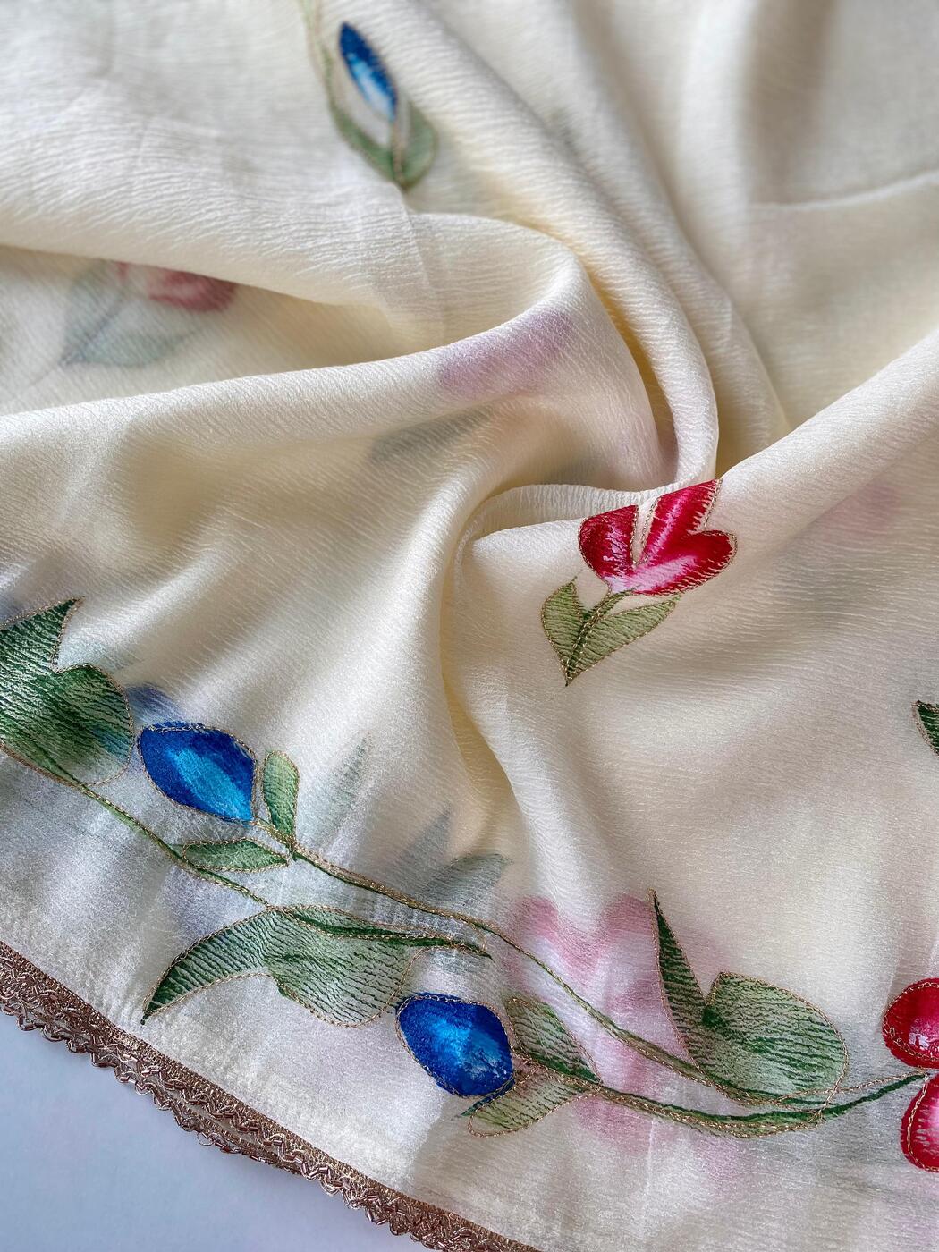 Stunning Off White Hand Printed Crush Silk Saree With Adoring Blouse Piece - Image 4