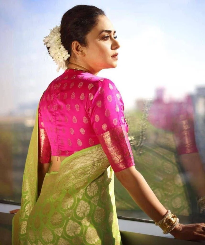 Stunning Parrot Soft Silk Saree With Surpassing Blouse Piece - Image 4
