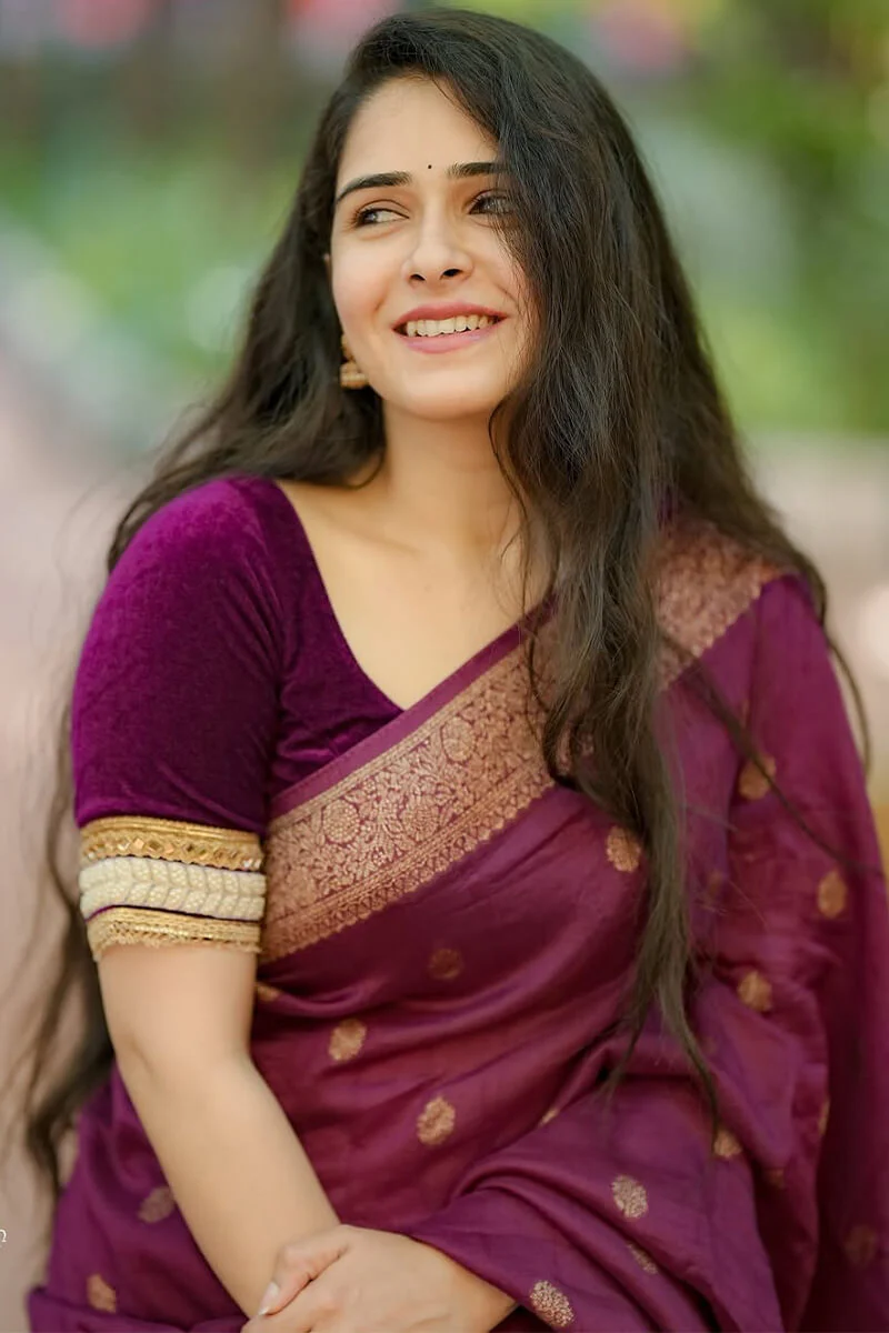 Stunning Wine Soft Silk Saree With Capricious Blouse Piece - Image 5
