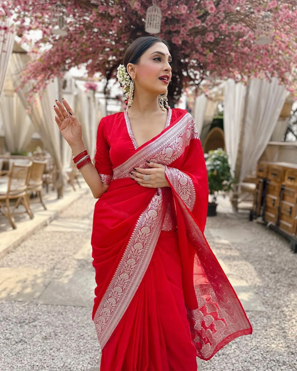 Stylish Red Soft Silk Saree With Hypnotic Blouse Piece - Image 3
