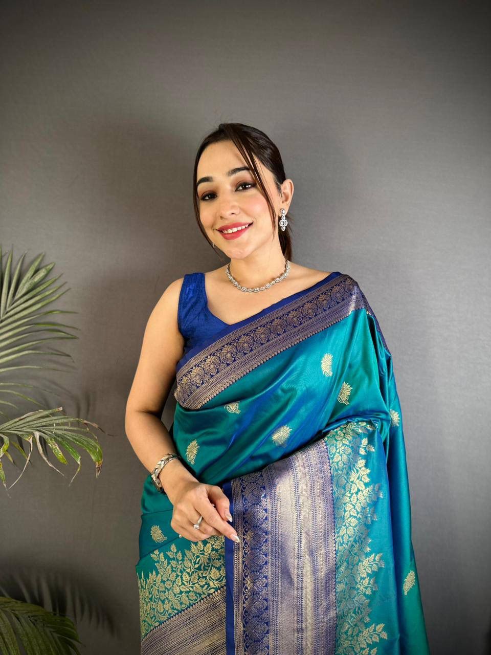 Sumptuous Rama Pure Zari Weaving Banarasi Silk Saree With Stunning Blouse Piece - Image 2