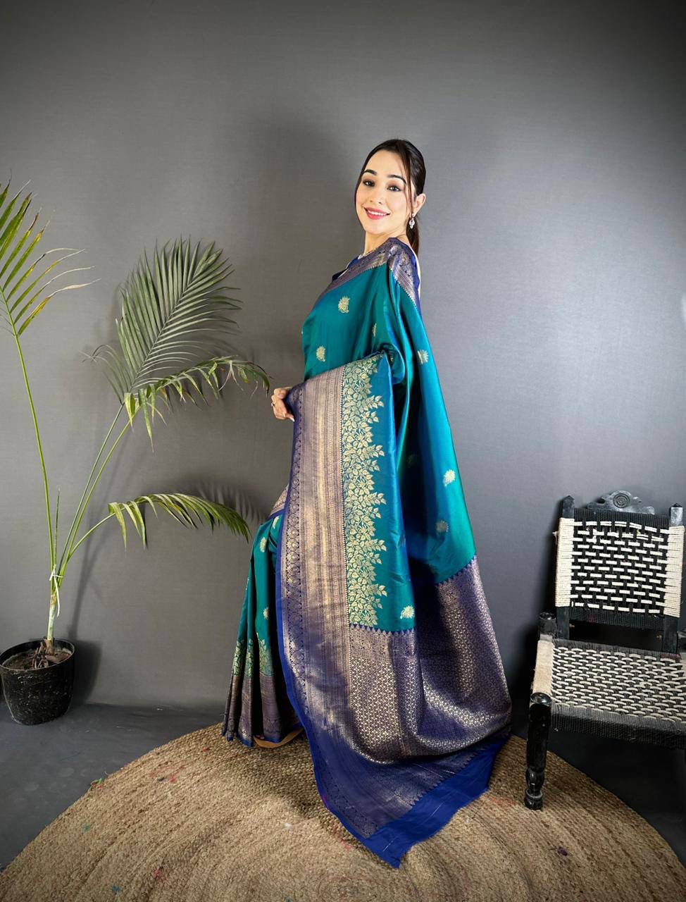 Sumptuous Rama Pure Zari Weaving Banarasi Silk Saree With Stunning Blouse Piece - Image 3