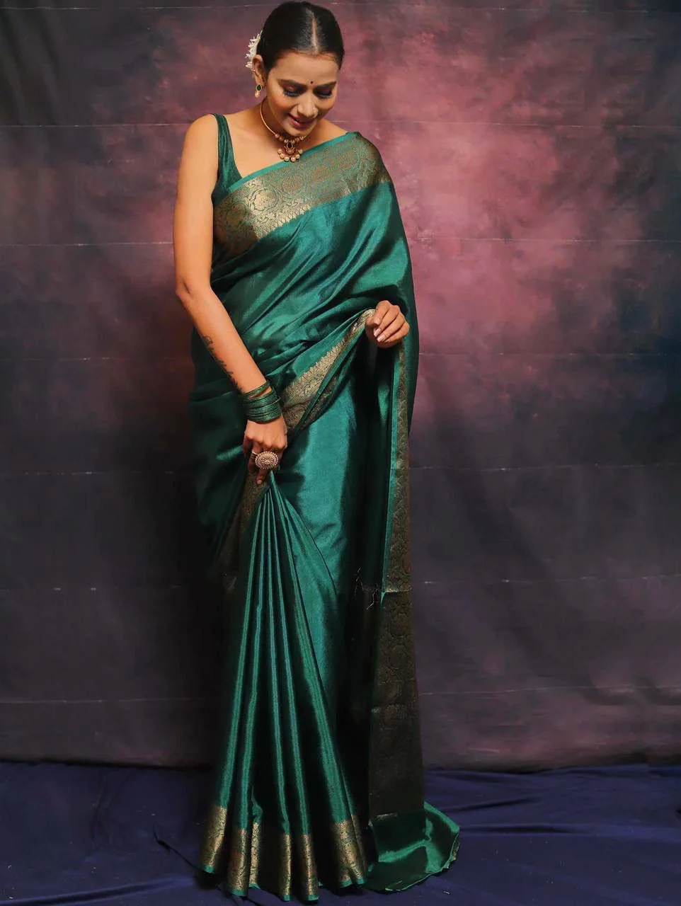 Sumptuous Rama Soft Silk Saree With Felicitous Blouse Piece - Image 4