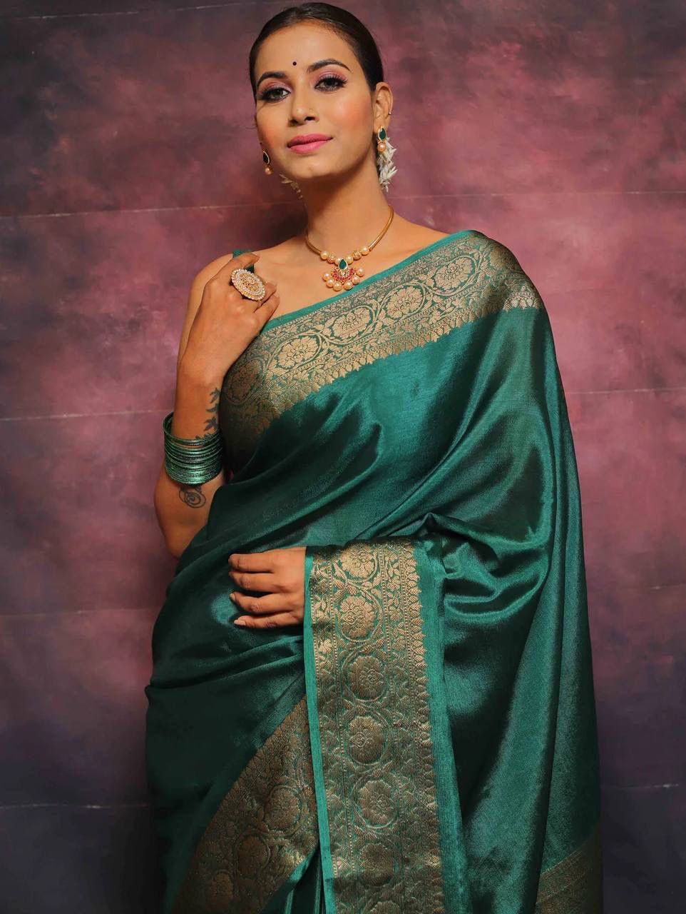 Sumptuous Rama Soft Silk Saree With Felicitous Blouse Piece - Image 5