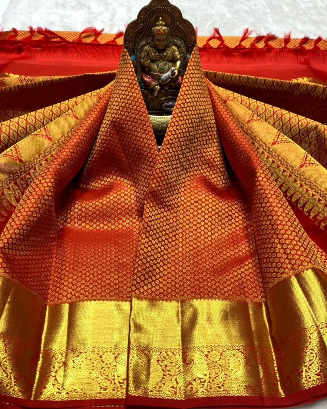 Sumptuous Red Soft Banarasi Silk Saree With Bewitching Blouse Piece - Image 3