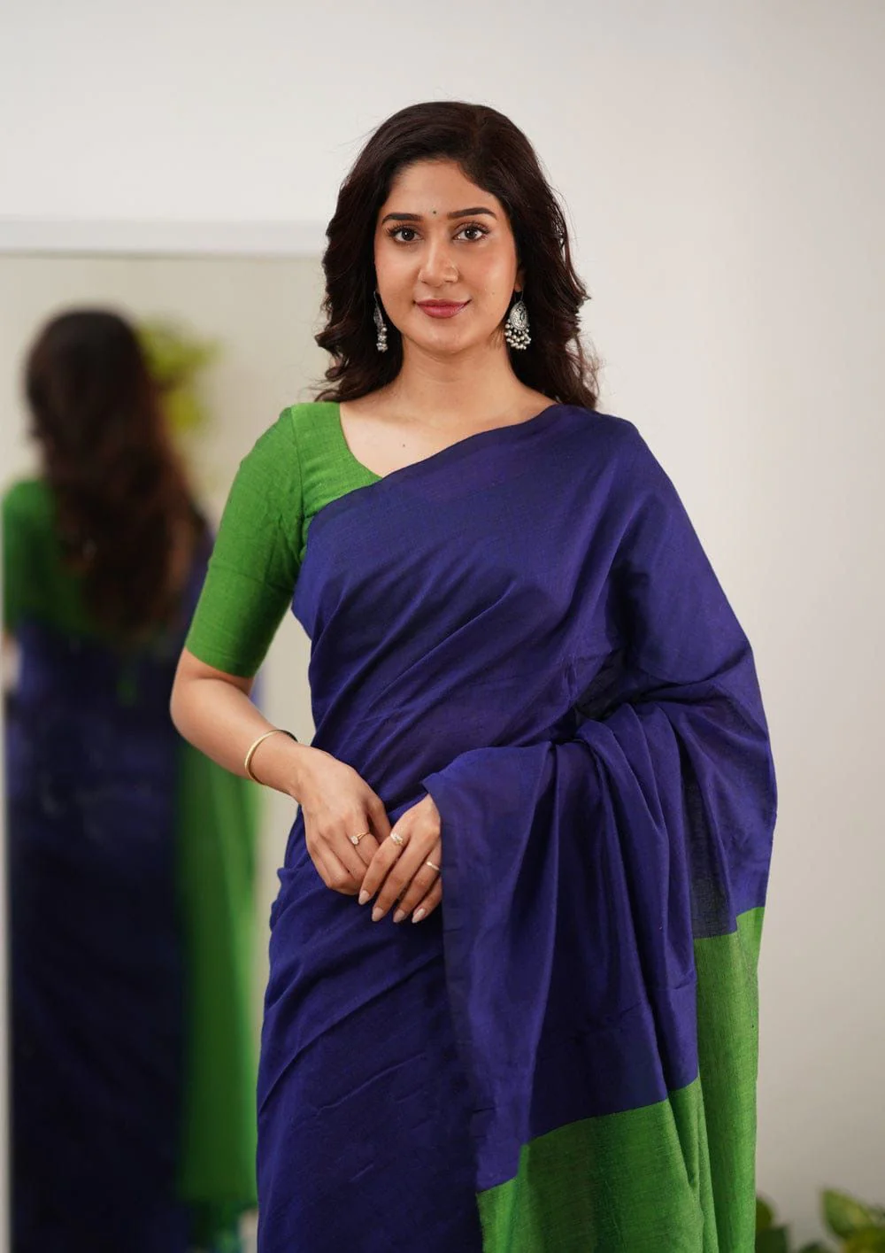 Surpassing Navy Blue Cotton Silk Saree With Blissful Blouse Piece - Image 2