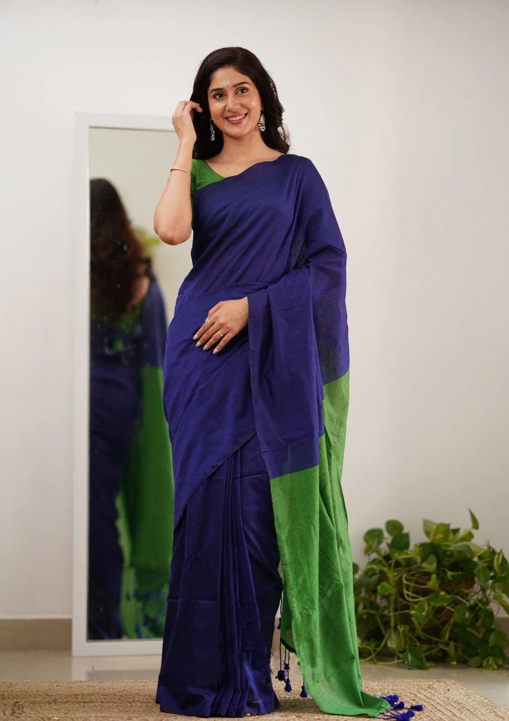 Surpassing Navy Blue Cotton Silk Saree With Blissful Blouse Piece - Image 3