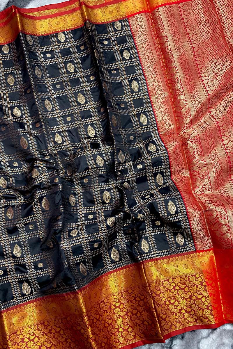 Susurrous Black Kanjivaram Silk Saree With Fantabulous Blouse Piece - Image 3