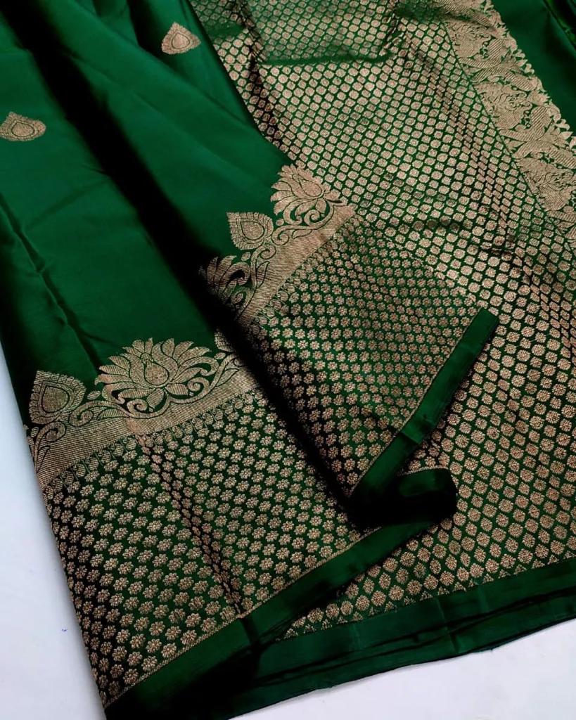 Symmetrical Dark Green Soft Silk Saree With Susurrous Blouse Piece - Image 4