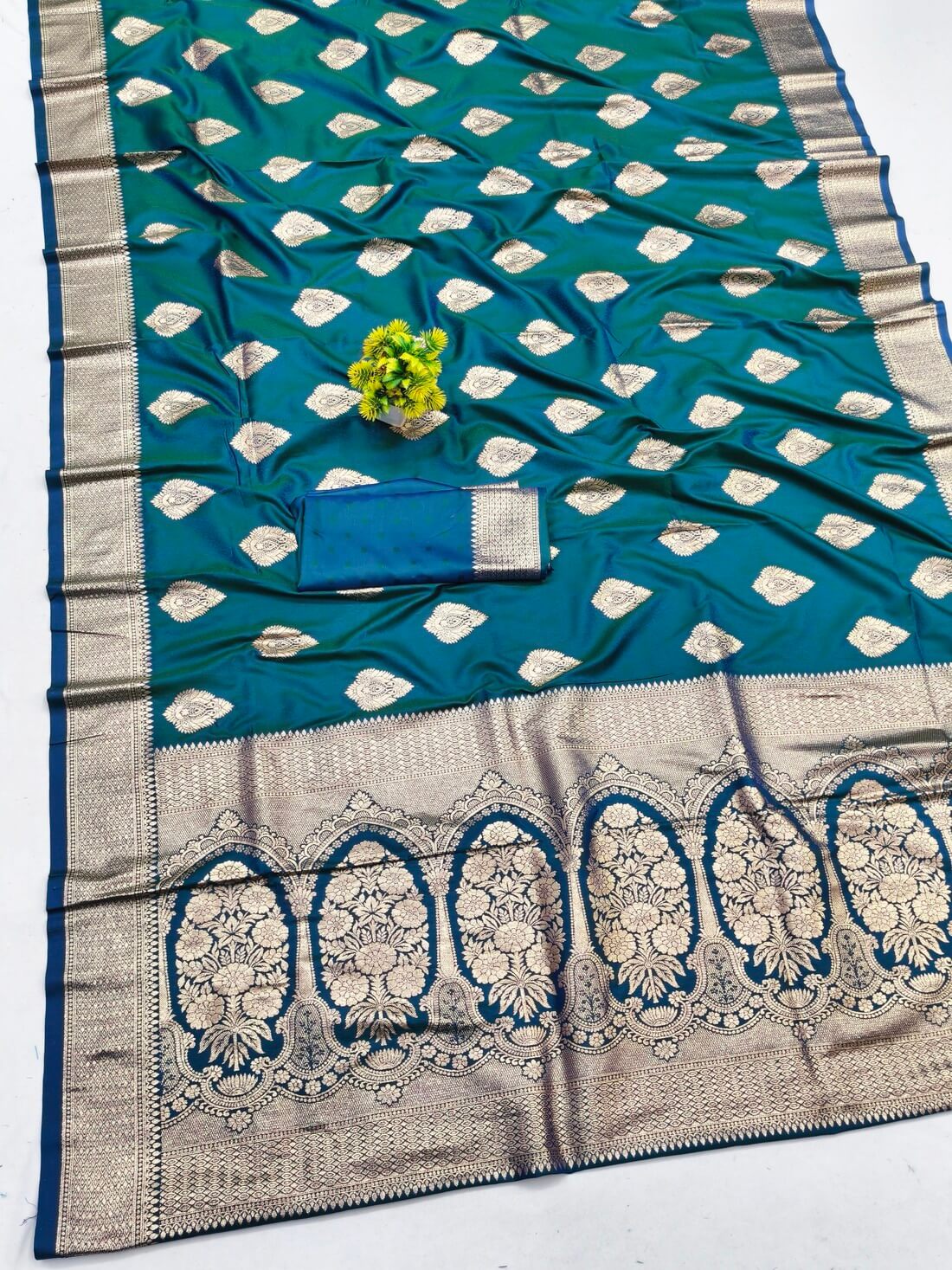 Symmetrical Rama Pure Zari Weaving Banarasi Silk Saree With Gossamer Blouse Piece - Image 2