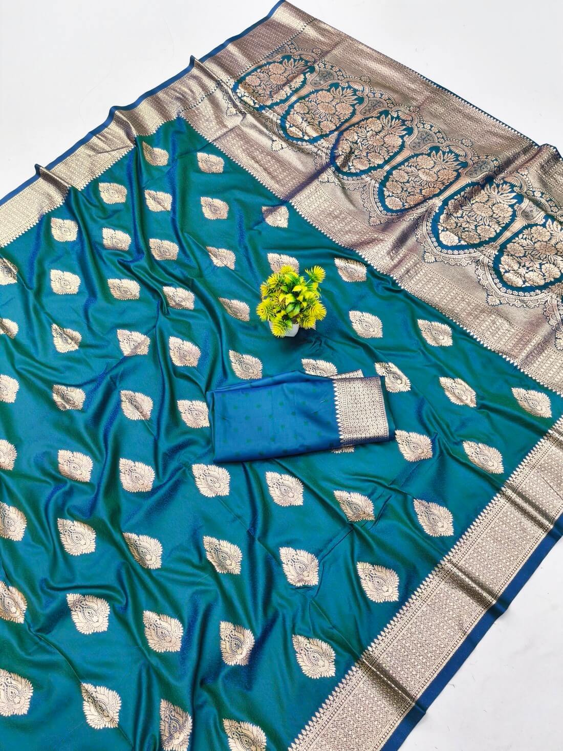 Symmetrical Rama Pure Zari Weaving Banarasi Silk Saree With Gossamer Blouse Piece - Image 3
