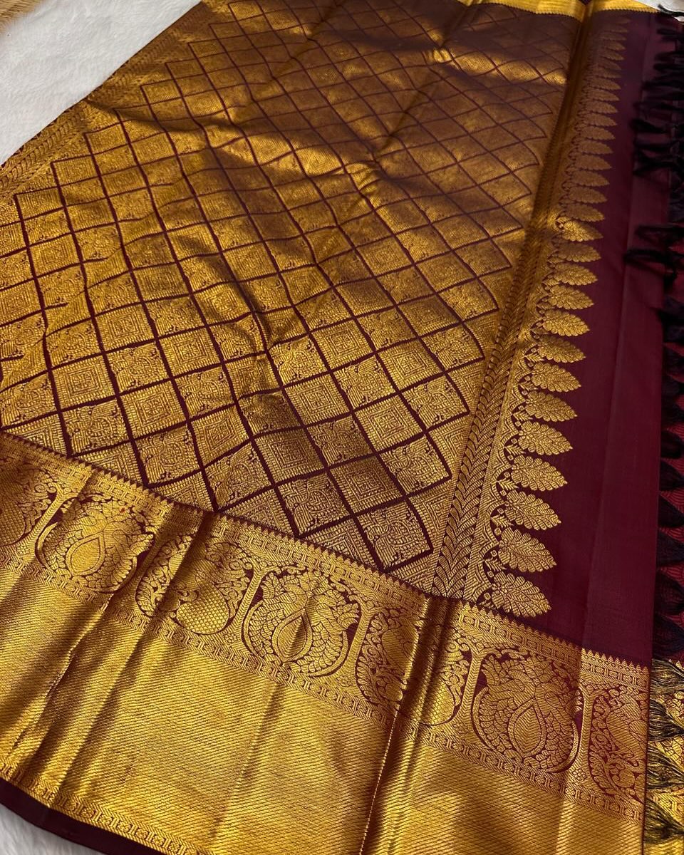 Tantalizing Maroon Soft Banarasi Silk Saree With Staring Blouse Piece - Image 5