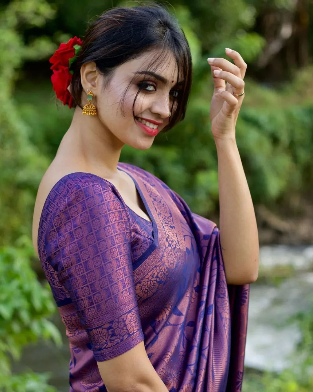 Tempting Navy Blue Soft Banarasi Silk Saree With Engaging Blouse Piece - Image 3