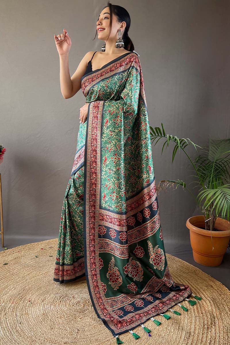 Traditional Green Digital Printed Soft Silk Saree With Divine Blouse Piece - Image 3
