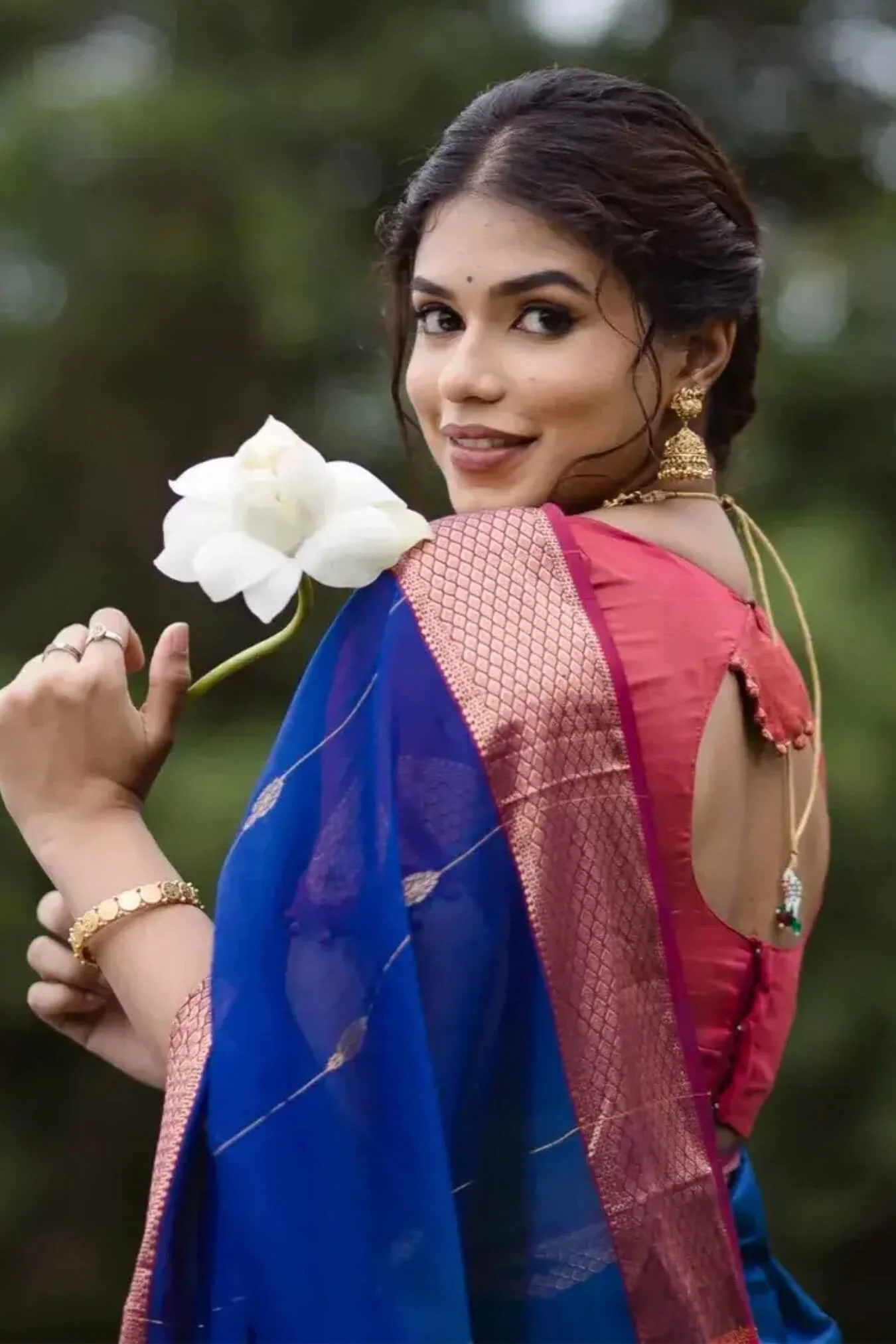 Traditional Royal Blue Linen Silk Saree With Scrumptious Blouse Piece - Image 3