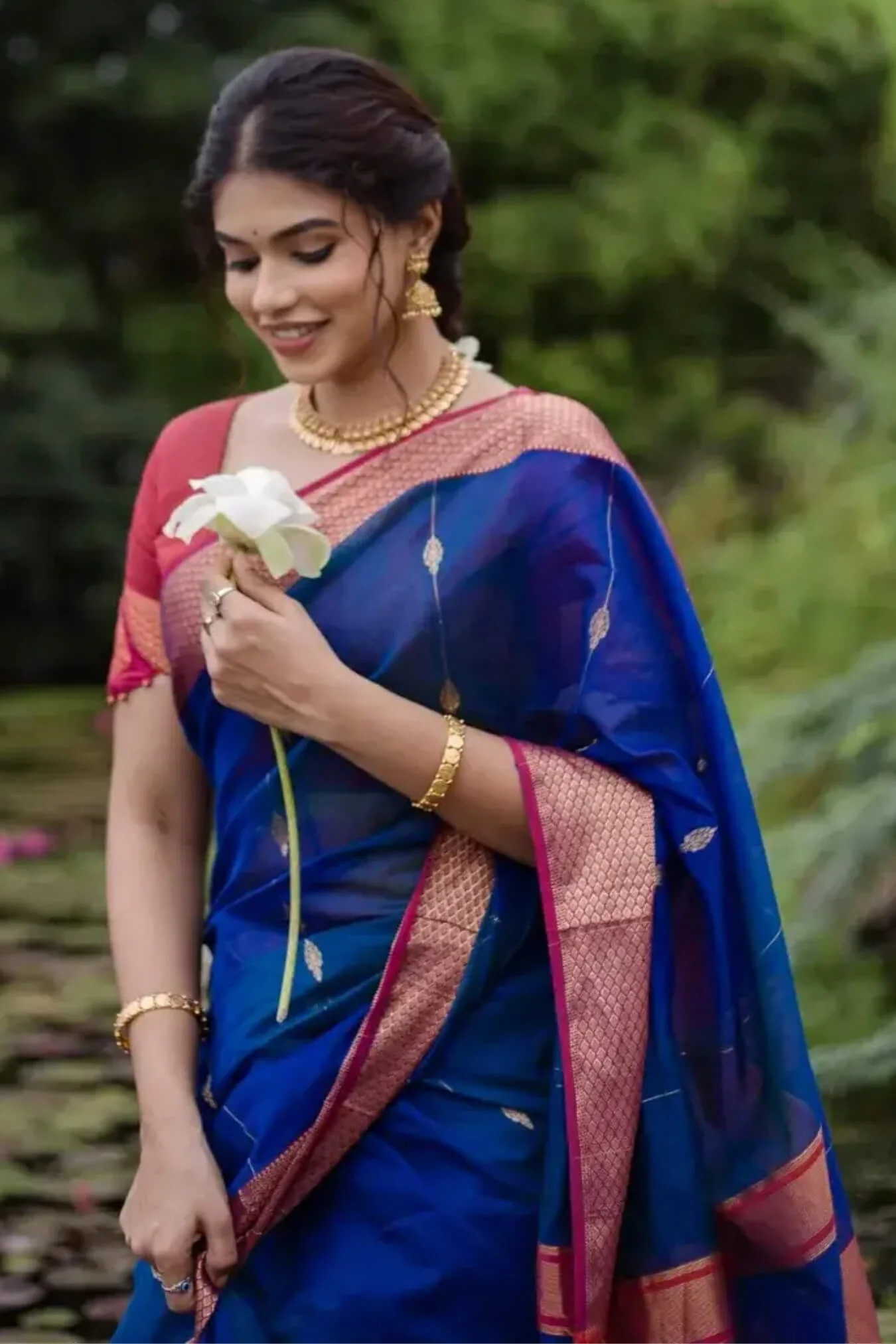 Traditional Royal Blue Linen Silk Saree With Scrumptious Blouse Piece - Image 4