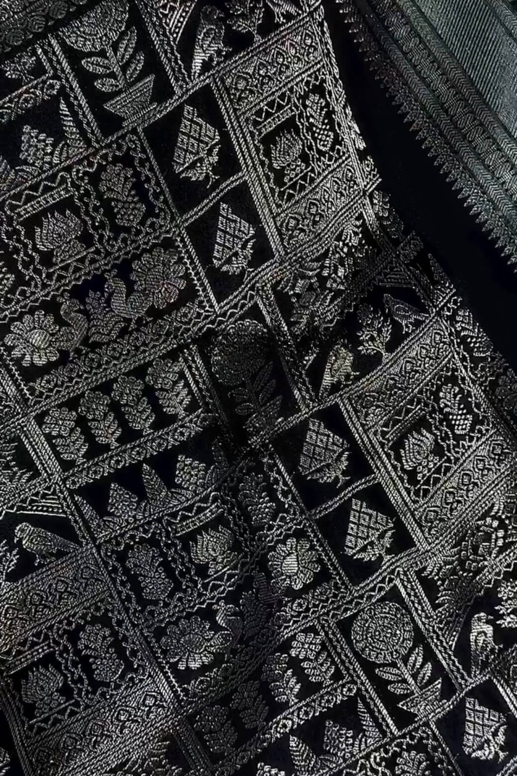 Tremendous Black Soft Banarasi Silk Saree With Elaborate Blouse Piece - Image 2