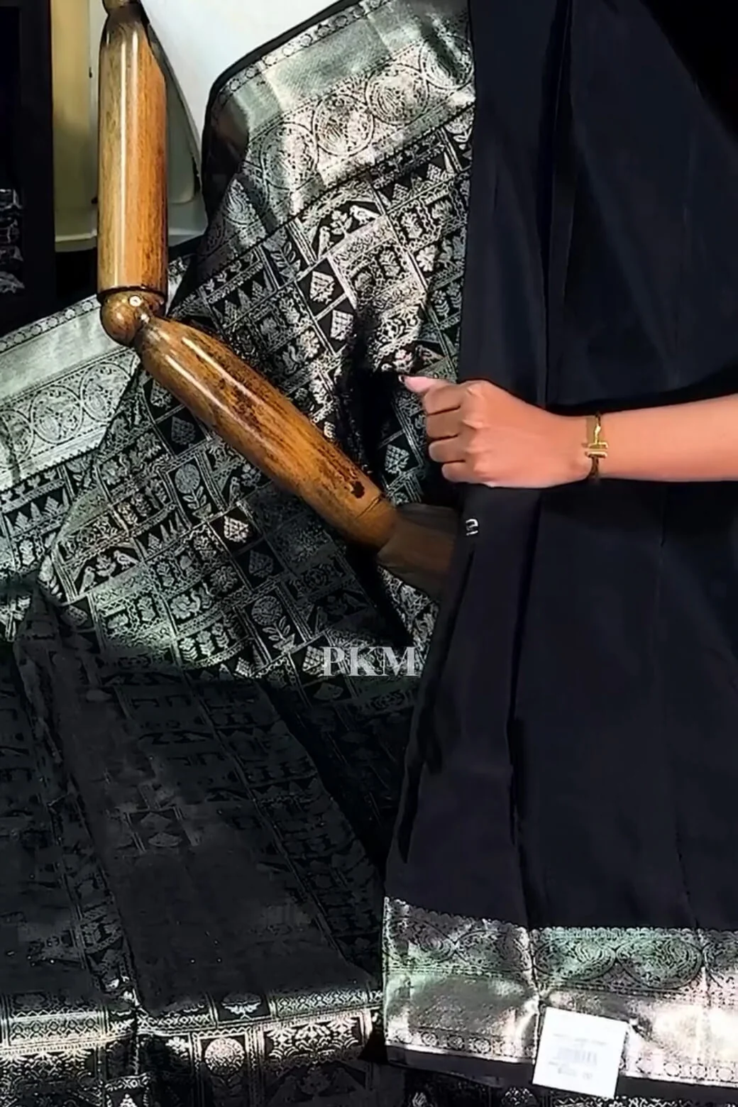 Tremendous Black Soft Banarasi Silk Saree With Elaborate Blouse Piece - Image 4