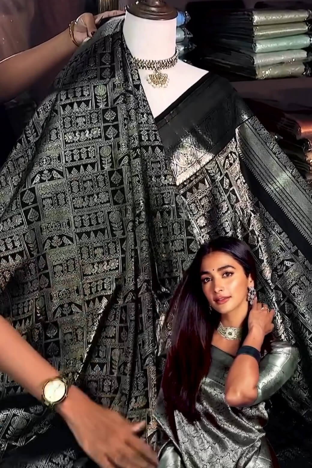 Tremendous Black Soft Banarasi Silk Saree With Elaborate Blouse Piece - Image 5