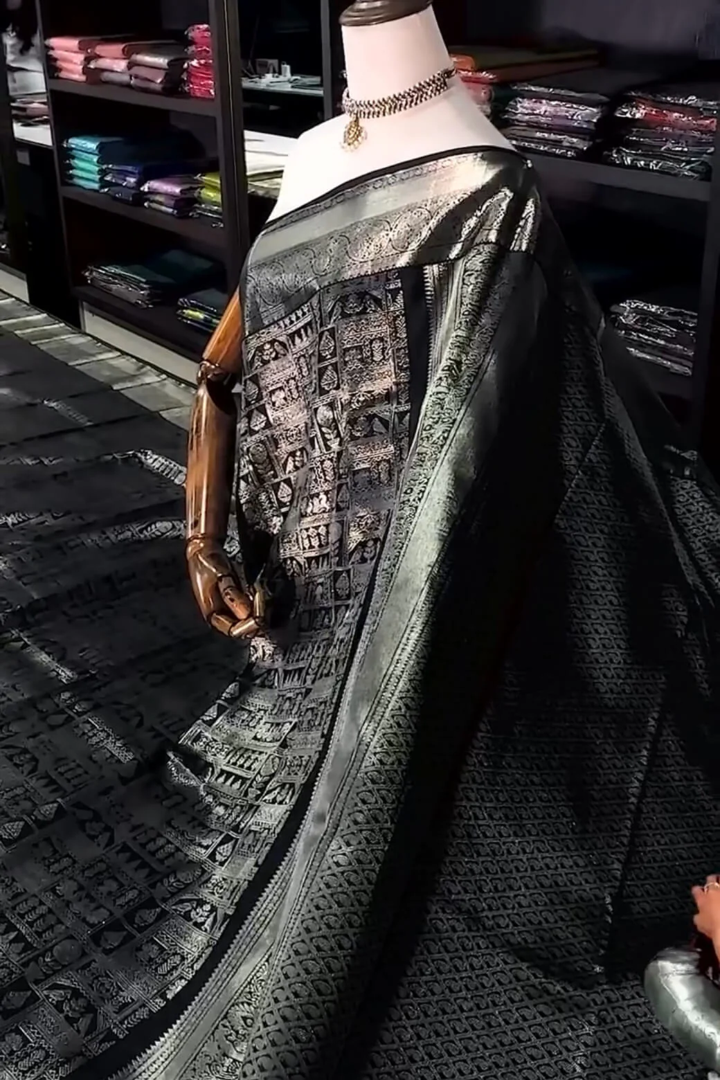 Tremendous Black Soft Banarasi Silk Saree With Elaborate Blouse Piece - Image 6