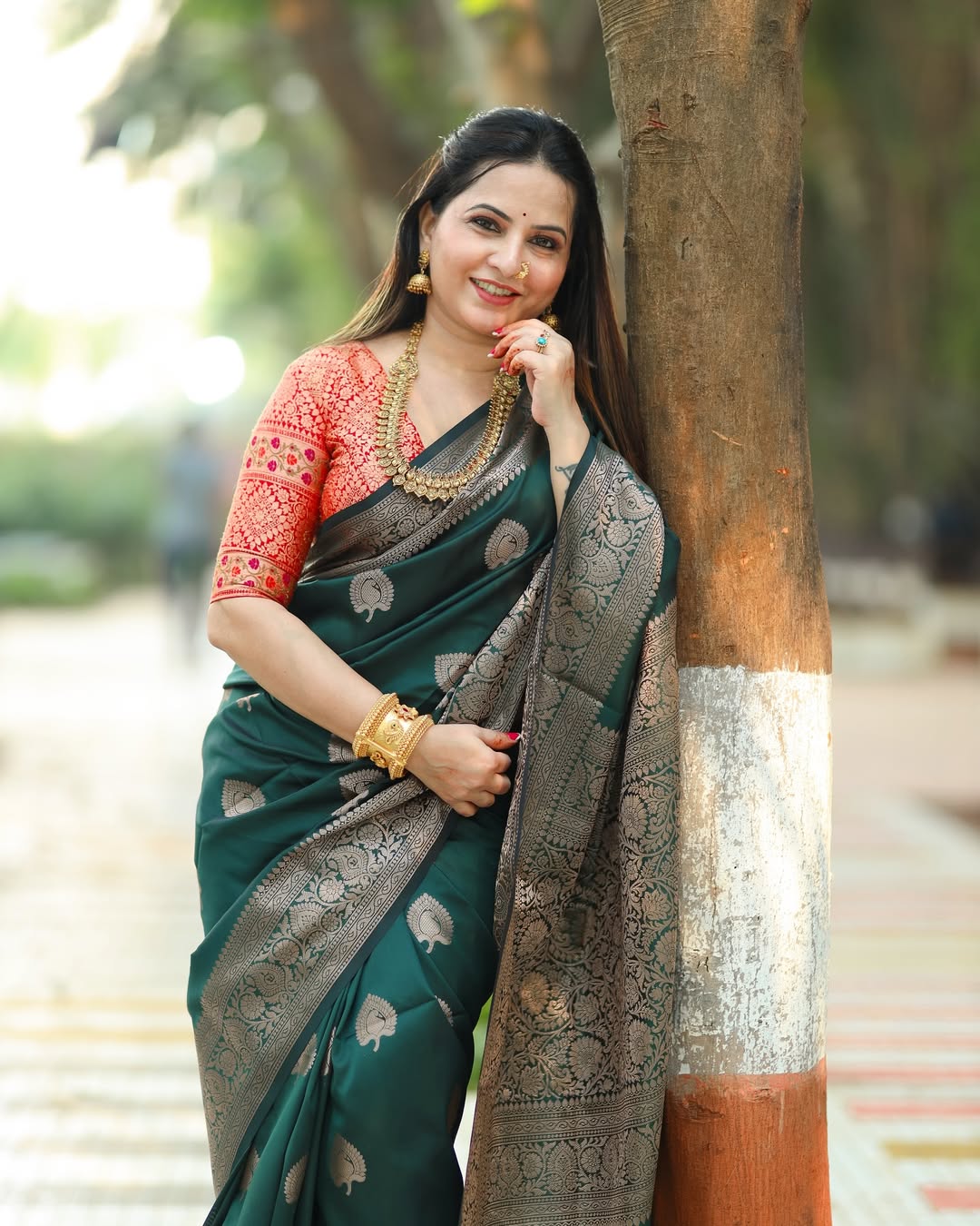 Tremendous Dark Green Soft Silk Saree With Stunning Blouse Piece - Image 5